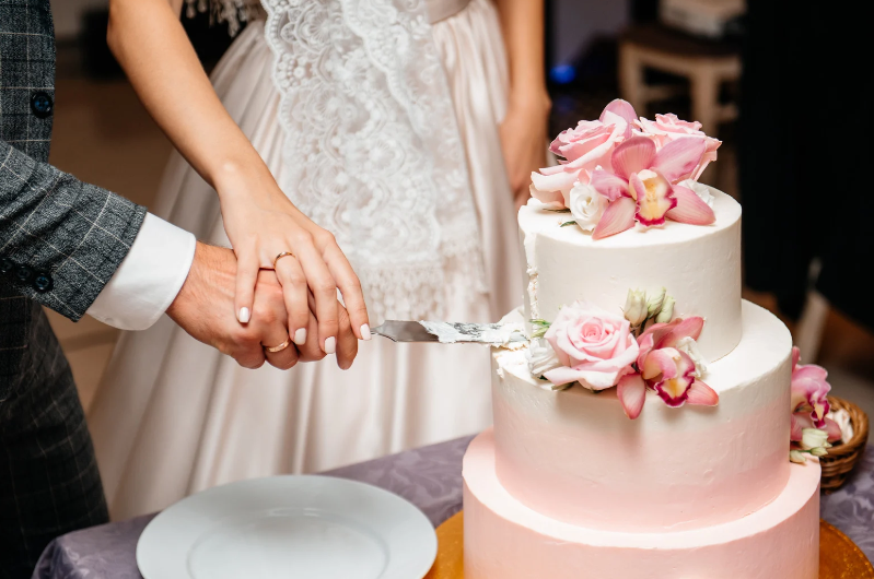 Torta per Matrimoni: L’Elemento Dolce e Iconico di Ogni Celebrazione Nuziale